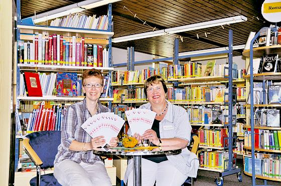 Die Leiterin der Gemeindebücherei, Ursula Buchhardt (re) und ihre Kollegin Brigitte Lösch freuen sich auf den Hörgenuss. Foto: Föll