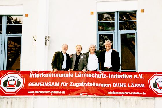 Der Vorstand der Interkommunalen Lärmschutz-Initiative freut sich erste Ziele erreicht zu haben (v. l.) Edi Federlin, Johannes Atze, Werner Litza und Alois Wichtlhuber. Foto: hol