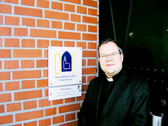 »Unsere Kirche ist offen«  das erlebt die evangelische finnische Gemeinde Süddeutschland, die Pfarrer Miika Rosendahl betreut, bei der Dankeskiche seit 30 Jahren. Seine Gemeinde lädt die Milbertshofener jetzt zu einem Konzert.	Foto: sd