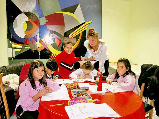 In den Hausaufgabengruppen isst und spielt man nach getaner Arbeit auch zusammen.	Foto: Dülfer