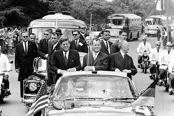 Triumph-Fahrt von John F. Kennedy, Willy Brandt und Konrad Adenauer durch Berlin  ein historischer Moment, aufgenommen mit einer Leica.	 Foto: Ulrich Mack