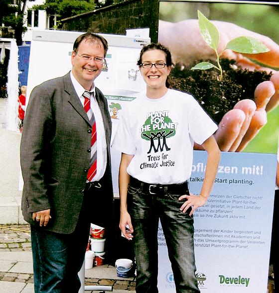 Bürgermeister Wolfgang Panzer und Ilona Emser von Develey freuen sich auf viele Teilnehmer bei der Plant-for-the-Planet-Akademie.  Foto: Privat