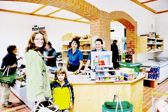 Die Harthauser nutzen die Möglichkeit eines nahen Einkaufs intensiv, Geschäftsführerin Johanna Mayer (Mitte) ist zufrieden. Foto: Föll