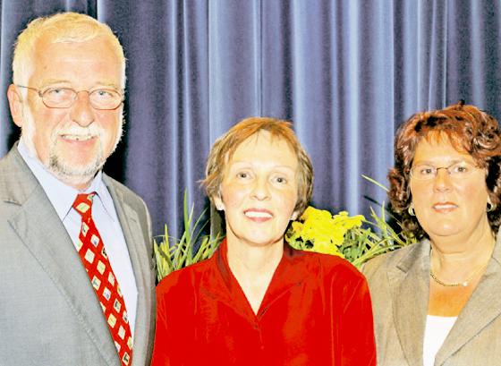 Bürgermeister Helmut Dworzak mit Ursula Fechter (Mitte) und Margarete Förster. Bild: Privat
