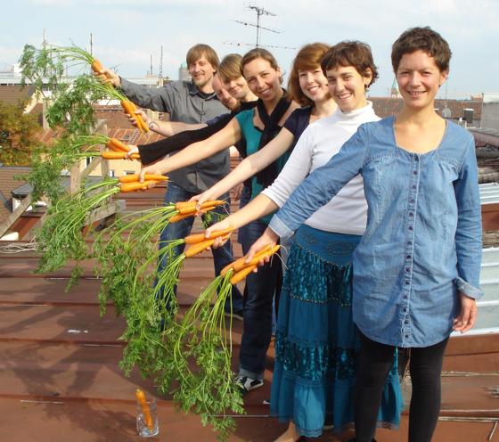 Mit Karotten machen Mitarbeiter von Green City auf die organisierte Einkaufsaktion Carrotmob aufmerksam. Foto: Green City e.V.