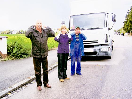 Ohren zuhalten reicht nicht, wenn nachts in der Lerchenstraße die Laster losfahren, wissen Lutz Baumann, Monika Frankl und Josef Frankl (von links).	Foto: js