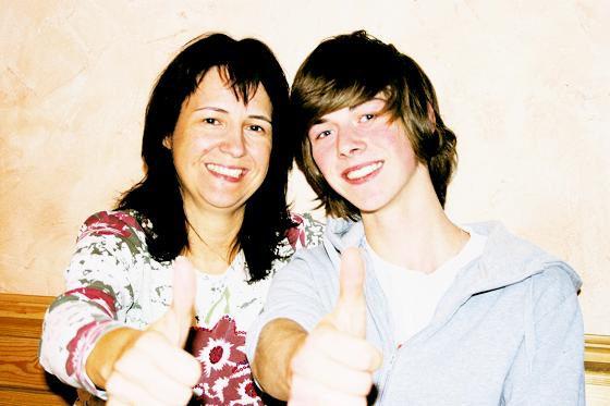 Christoph (16) und seine Mutter Alexandra Schwarz sagen »Ja!« zur Zivilcourage: Der 16-Jährige hat eine Freundin vor dem Ertrinken gerettet.	Foto: ko