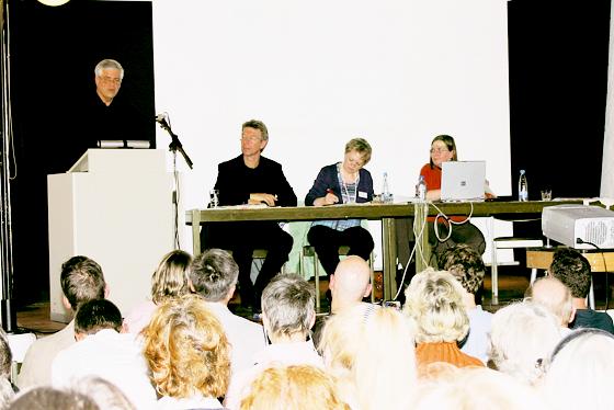 Siegfried Benker (2.v. l.), Vorsitzender der Grünen-Stadtratsfraktion, und BA-Vorsitzender Walter Klein (l.) informierten während der Bürgerversammlung über Schwabinger Belange. 	Foto: ko
