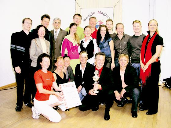 Die Boogie Magics Formation mit Trainer Johann Preuhs (Mitte vorn) holte sich ihren 10. deutschen Meistertitel.  Foto: Schwarz-Mehrens