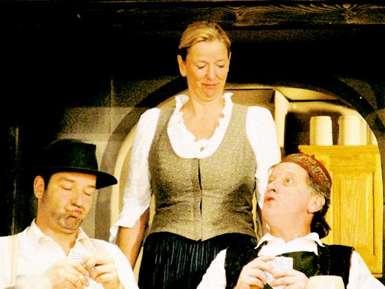 Mit dem Lustspiel in drei Akten »Da blaue Kruag« startet das Theater Gut Nederling seine 21. Uraufführung. 	Foto: Theater Gut Nederling