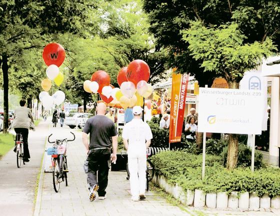 Der Aktions- und Familientag an der Wasserburger Landstraße bietet sich an, um die einzelnen Geschäfte kennenzulernen.  Foto: pb