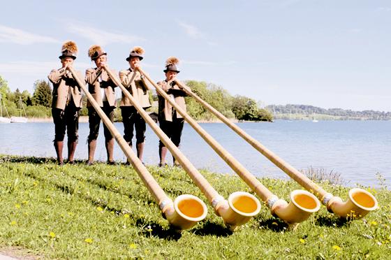 Die Tegernseer Alphornbläser präsentieren ihre selbst gebauten Instrumente. Foto: Privat