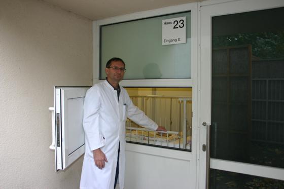 Dr. Armin Grübl zeigt die Babyklappe des Klinikums Schwabing, die es Müttern ermöglichen soll, ihren Säugling nach einer ungewollten Schwangerschaft anonym abzugeben. Foto: sm