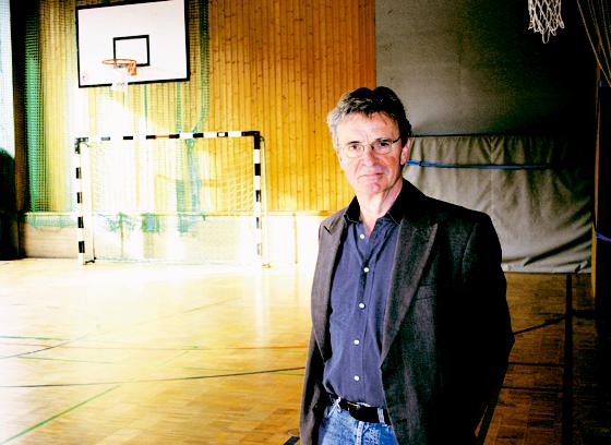 Die Turnhalle der Erich-Kästner-Realschule wird voraussichtlich 2011 saniert. Rektor Matthias Böttcher hätte sich für seine Schüler den Bau einer neuen Sportstätte gewünscht.  	Foto: ko