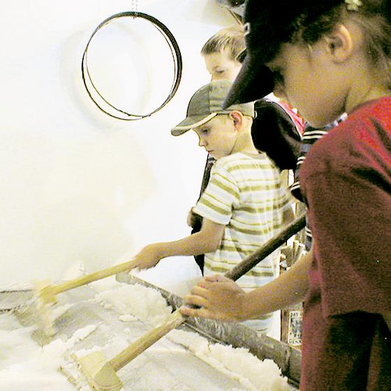 Salz schürfen können Kinder in der aktuellen Mitmachausstellung.	Foto: VA