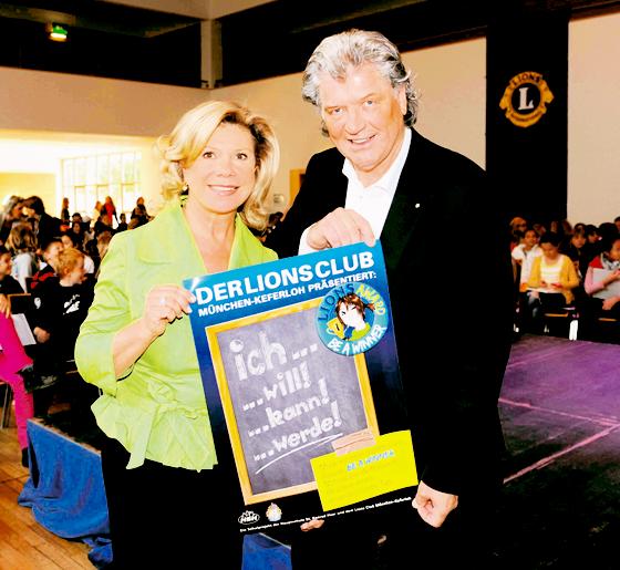 Michael Hartl, Präsident des Lions Club Keferloh, und seine Frau Marianne stellten den Lions Award in der Hauptschule St. Konrad vor.  Foto: W. Breiteneicher