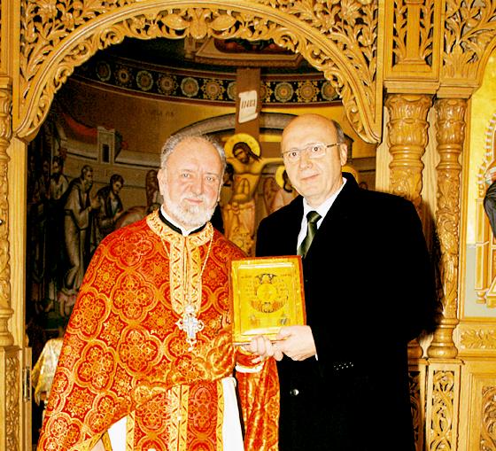 Erzpriester Apostolos Malamoussis (l.) schenkte Martin Neumeier eine Allerheiligenikone.	Foto: Gemeinde
