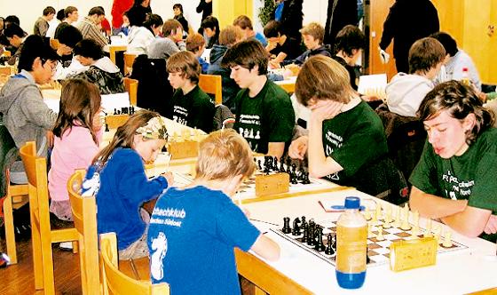 Schach spielen heißt volle Konzentration und ist auch bei Jugendlichen sehr beliebt. 	Foto: Verein