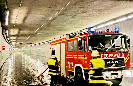 Die Feuerwehr und das Technische Hilfswerk hatten im Richard-Strauss-Tunnel viel zu tun. 	Foto: FW