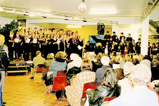 Der Chor des Heinrich-Heine-Gymnasiums sang zur Eröffnung der Ausstellung. Foto: Privat