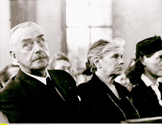 Zusammen mit Katia Mann besucht Thomas Mann 1949 erstmals wieder Deutschland und spricht am 25. Juli 1949 in der Paulskirche, wo ihm der Goethe-Preis verliehen wird.	Foto: @ullstein bild, Berlin