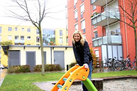 Spielplätze vor jeder Tür: Geografie-Studentin Corinna Kemper macht gerade eine Anwohnerumfrage in der Parkstadt Schwabing.	Foto: ko