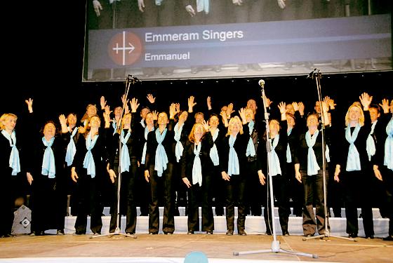Die »Emmeram Singers« geben Gospelkompositionen aus aller Welt zum Besten.	Foto: VA