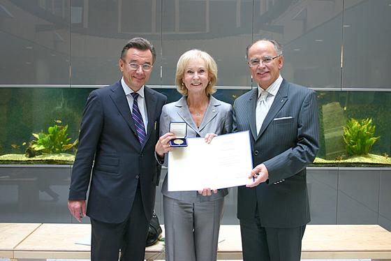 Dr. Franz-Josef Freisleder und Bezirkstagspräsident Josef Mederer gratulieren Karin Stoiber zur Verleihung der Bezirkstagsmedaille in Gold. Foto: hw
