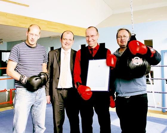 »Weltbewegendes« Projekt ausgezeichnet: (v. l.) Andreas Bayerle, Uwe Amrhein, Rupert Voß und Jürgen Zenkel.  Foto: Woschée