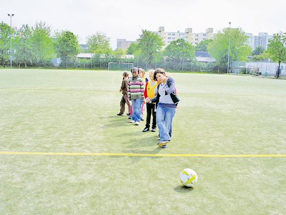 Dass auch Mädchen Fußball spielen können, zeigt das Projekt »Mädchen an den Ball«  Foto: VA