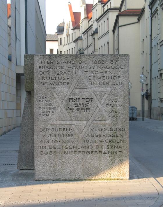 Gedenkstein an der ehemaligen Hauptsynagoge. Foto: Archiv