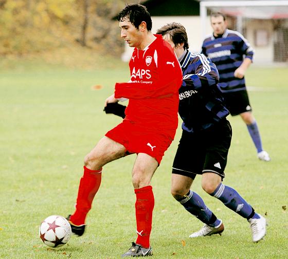 Was machen mit diesem komischen Ball? Ercan Maraz und der FC Unterföhring stecken schwer in der Krise. 	Foto: ba