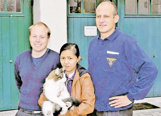 Die Katzenretter gemeinsam mit Milo und einer Mitarbeiterin seiner Besitzerin. 	Foto: Feuerwehr