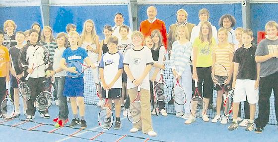 Rund 20 Jugendliche aus den 5. und 6. Klassen genossen die kostenlose Trainerstunde der Tennisschule Tino Varrà. Foto: Privat