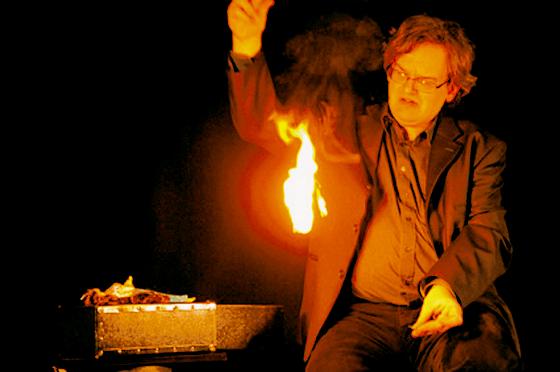 Mit seinen Zaubertricks entlarvt Ulrich Rausch wortgewaltige Brandstifter.	Foto: VA