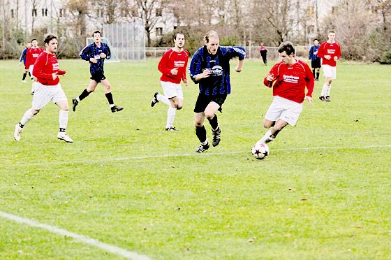 Die rot-weißen Oberföhringer kämpften hart für ihren Sieg gegen den VfB Sparta. 	Foto: VA