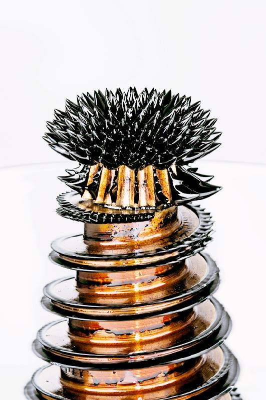Ferrofluid: Eisen-Nano­partikel in Öl gelöst ergeben eine magnetische Flüssigkeit.	F.: Dt. Museum
