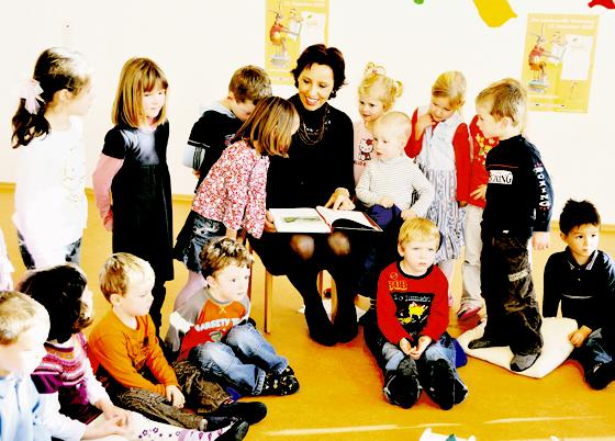 Vorgelesen zu bekommen ist für jedes Kind toll: Familienministerin Christine Haderthauer wurde von den Kleinen umringt. Foto: Föll
