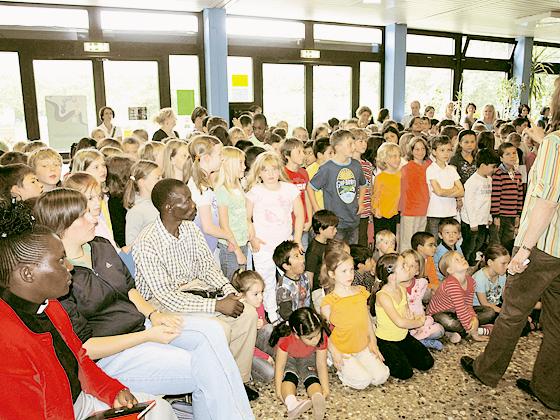In der Grundschule am Jagdfeldring wurden die Gäste aus Tansania in Empfang genommen. Foto: Privat