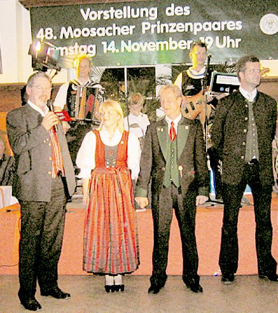 Sein neues Prinzenpaar, Harald I. und Maria I. von Moosach, stellte der MFC vor. Links daneben steht Alexander Reisl (SPD-Fraktionsvorsitzender), rechts der Inhaber des Alten Wirt, Christian Härtl.	Foto: VA