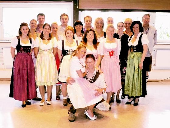 Das neue Kurfürstenpaar mit Tänzern und der ersten Präsidentin Christine Hutterer (rechts).	Foto: Privat