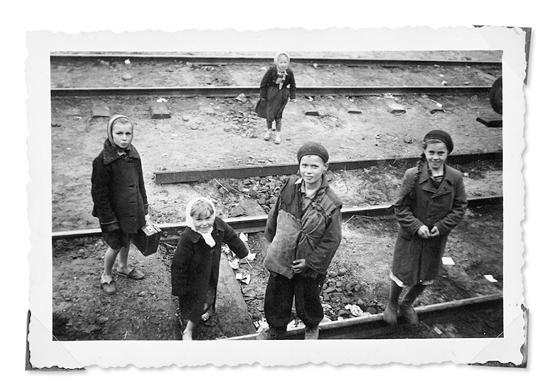 »13. V. 1941 Warschau, Herr bitte Brot!« lautet die Notiz zu diesem Foto: Die Szene wurde vermutlich aus dem Zug heraus fotografiert.  	Foto: Privatbesitz