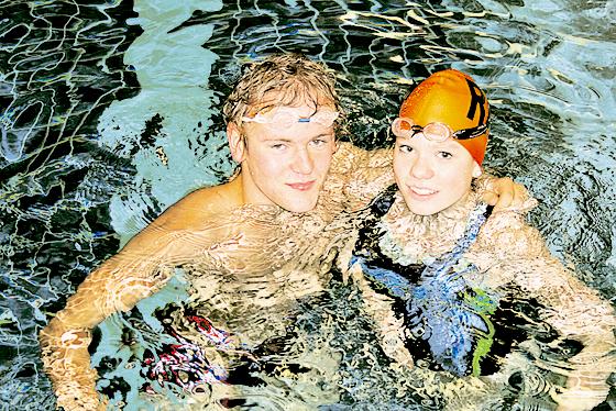 Jonas Lunemann und Teresa Baerens vom TSV Hohenbrunn haben Bestzeiten geschwommen. Foto: TSV
