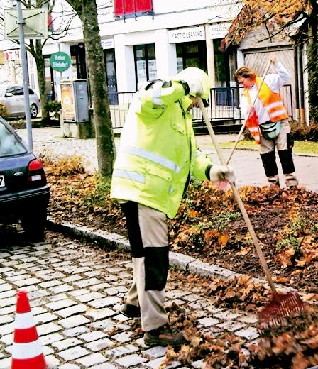 Mit Muskelkraft und Rechen sorgten Gemeinde­mitarbeiter dieser Tage für sichere Gehwege und Straßen in Unterhaching. Foto: Hötzl