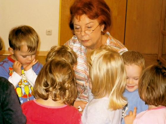 Als Bürgermeisterin Rita Koller-Goertz die Geschichte von Benjamin Blümchen vorlas, wollten die Kinder ganz nah dabei sein.  	Foto: VA