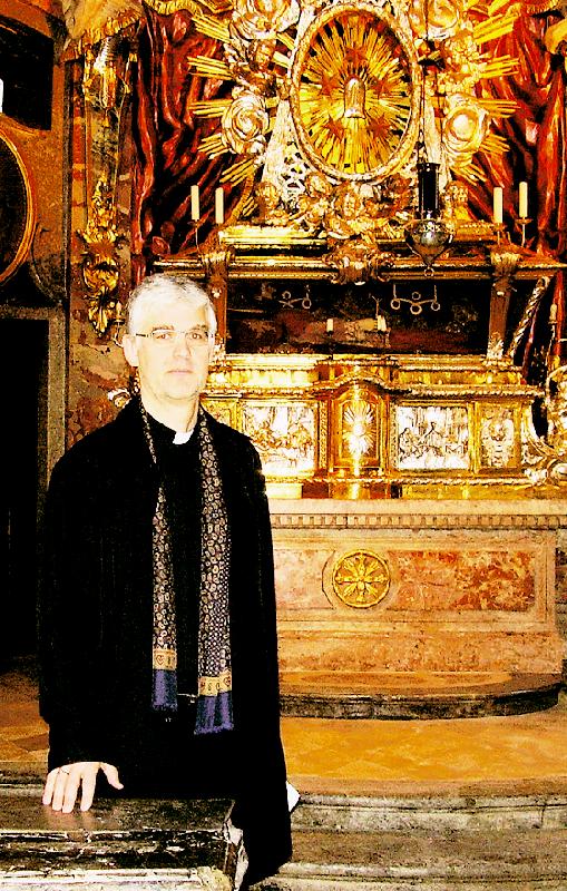 Um der Atmosphäre der barocken Asamkirche gerecht zu werden, trägt Kirchenrektor Pater Georg Maria Roers traditionelles Gewand.	Foto: js
