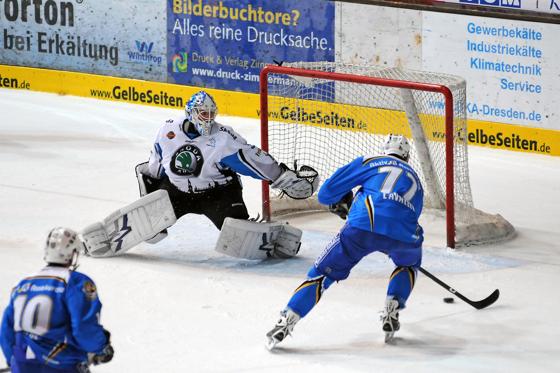 In der Verlängerung erzielte Kevin Lavallee das erlösende 3:2 für den EHC gegen die Dresdner Eislöwen.	Foto: Heike Feiner