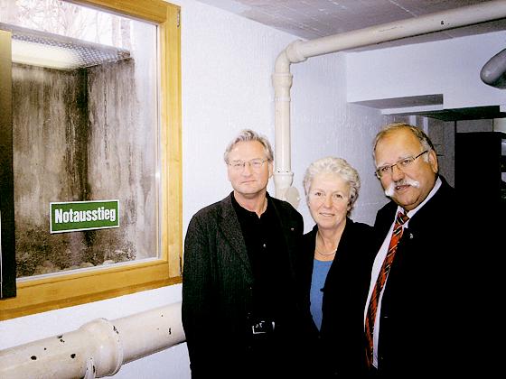 Vor dem Notausstieg: Pfarrer Hans Martin Schroeder mit Ehefrau Elke und Wiggerl Hagn (von links). Rotarier Michael fehlt auf dem Foto. Foto: Privat