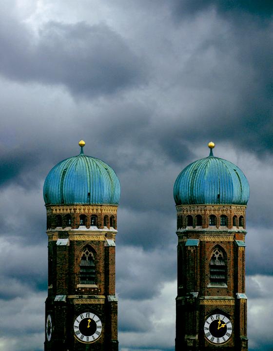 Dunkle Wolken über der Frauenkirche: Der »Klimafluch« betrifft auch uns.	Foto: VA