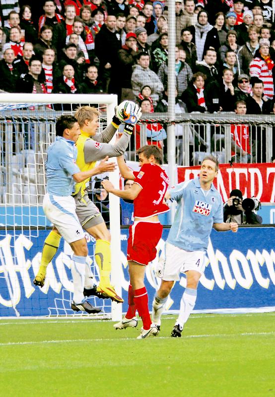 In dieser Szene war Fortuna-Keeper Michael Ratajczak noch Sieger. Kurz danach traf Torben Hoffmann (re.) zum 2:0 für die Löwen.	Foto: Anne Wild
